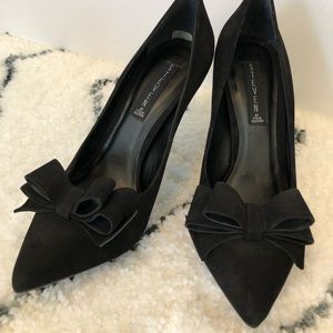 Black pump heels with bow detail by Steven